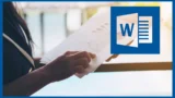 Vue de face, zoom sur une main tenant des documents avec en haut à droite logo word