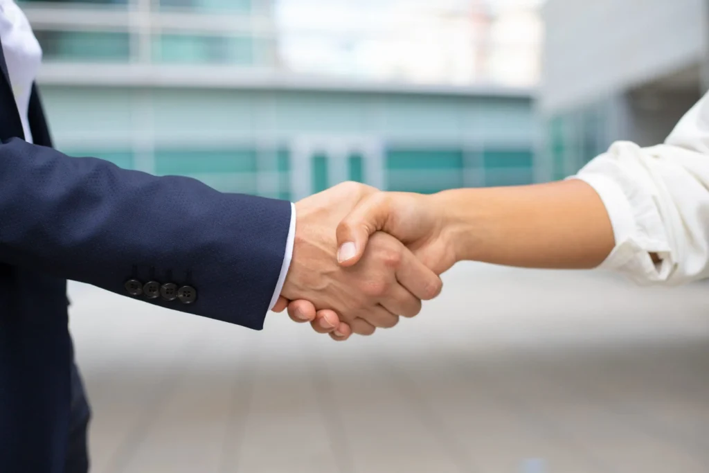 poignée de main entre deux personnes après le processus de recruter et embaucher un salarié