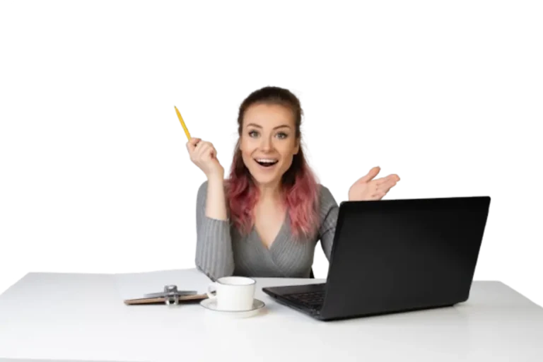 Femme enthousiaste à son bureau devant un ordinateur portable, crayon levé, illustrant l'envie de démarrer avec Maîtrise Admin