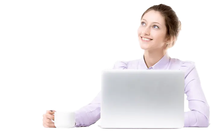 Femme souriante et sereine à son bureau devant son ordinateur, tasse en main, regardant vers le texte de la page avec confiance