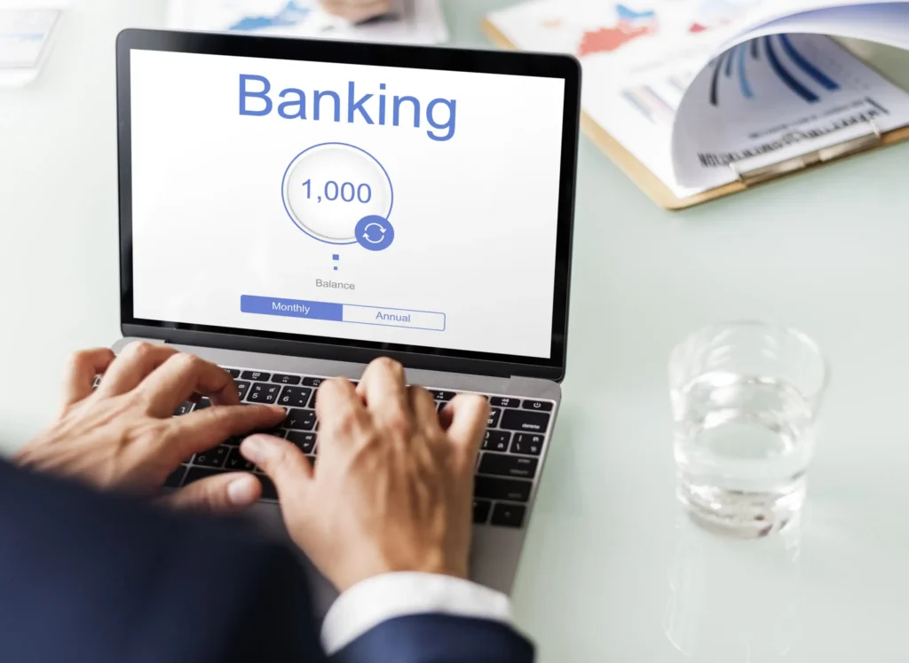 zoom sur des mains tapant sur ordinateur portable sur un site de néobanque pro