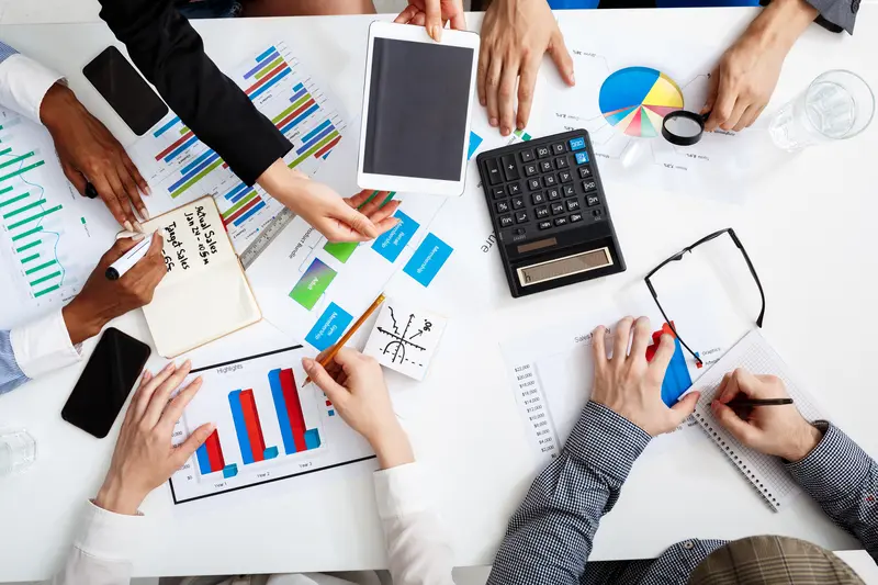 Mains d'hommes d'affaires avec documents, graphiques, calculette, illustrant la gestion financière d'entreprise