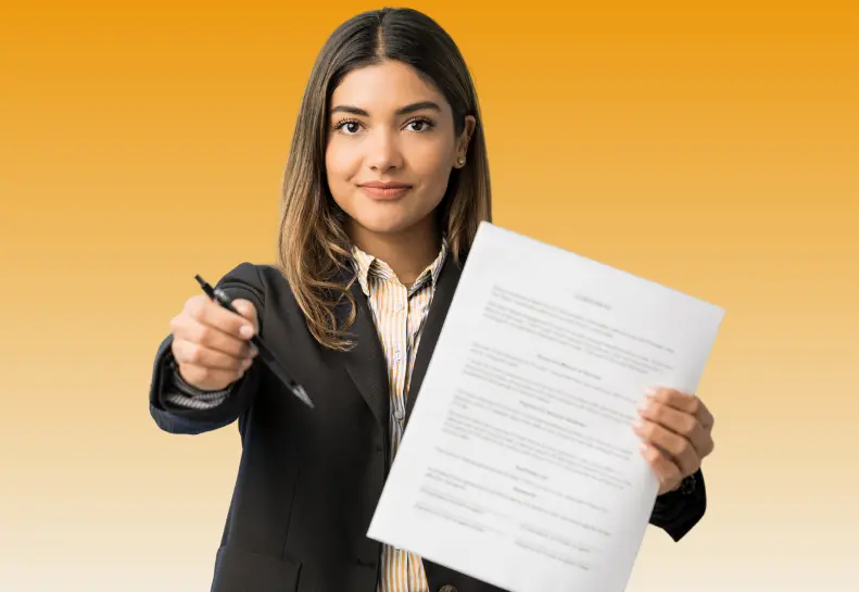 Femme montrant un contrat de prestation de services et tendant un stylo pour illustrer les clauses à faire figurer dans un contrat pour se préserver des litiges