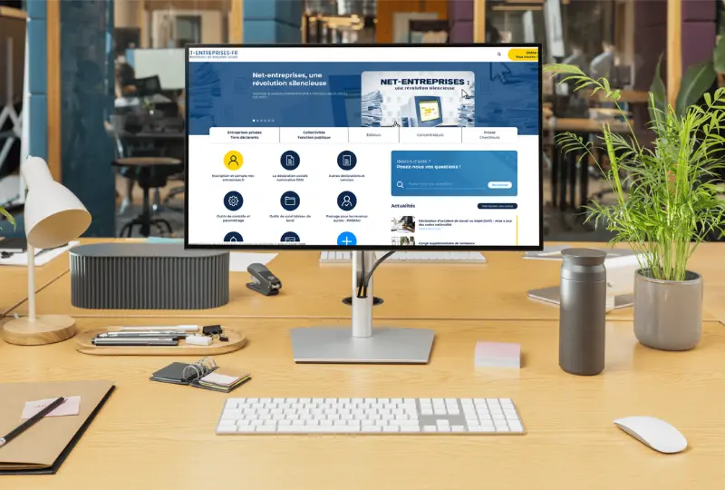 ordinateur sur un bureau affichant à l'écran le site web de net-entreprises portail des déclarations sociales